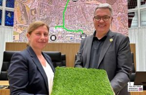 Tiefbauamtleiterin Sylvia Uehlendahl und OB Thomas Westphal präsentieren den Rasen.