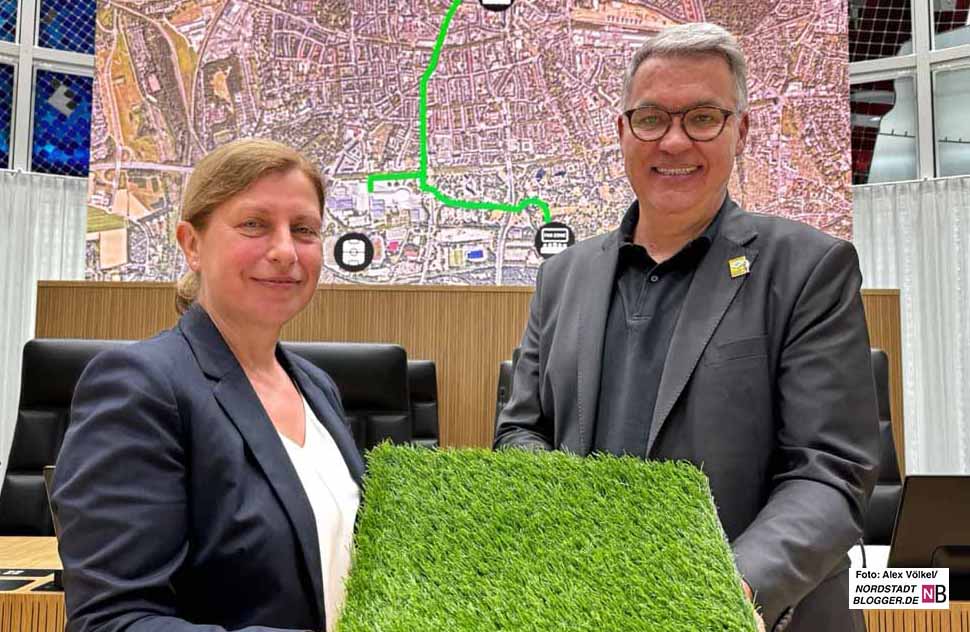 Tiefbauamtleiterin Sylvia Uehlendahl und OB Thomas Westphal präsentieren den Rasen.