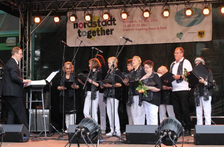 Gegen Abend sorgten zahlreiche Gruppen und Bands auf der Außenbühne für Live-Stimmung.
