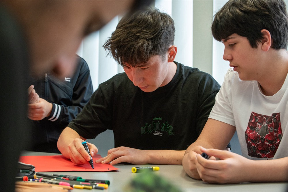 Der 16-jährige Abbas Ghullam aus Afghanistan (links) hat in sechs Monaten im Kurs der VHS viel gelernt und unterstützt gerne seine Mitschüler:innen.