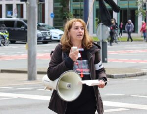 Petra Bock von der AWO bei einer Kundgebung auf der Straße