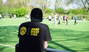 Junge Menschen beim Fußball spielen