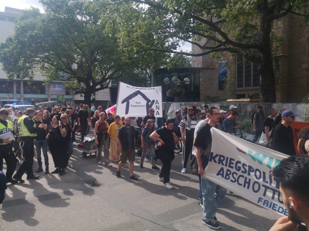 Die Demo mischte sich am Samstag unter das Publikum von "Klangvokal"