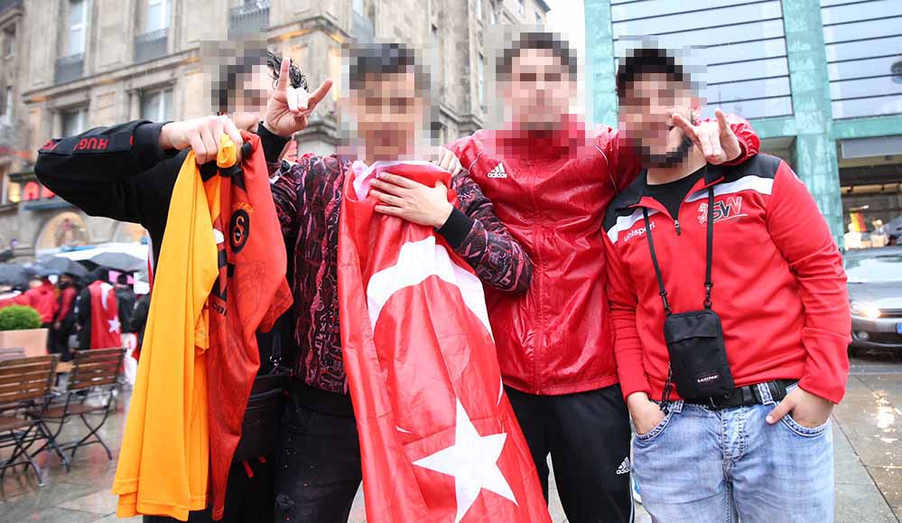 Auch bei der EURO wurden nach den Siegen der türkischen Mannschaft in Dortmund vielfach der Wolsgruß gezeigt.