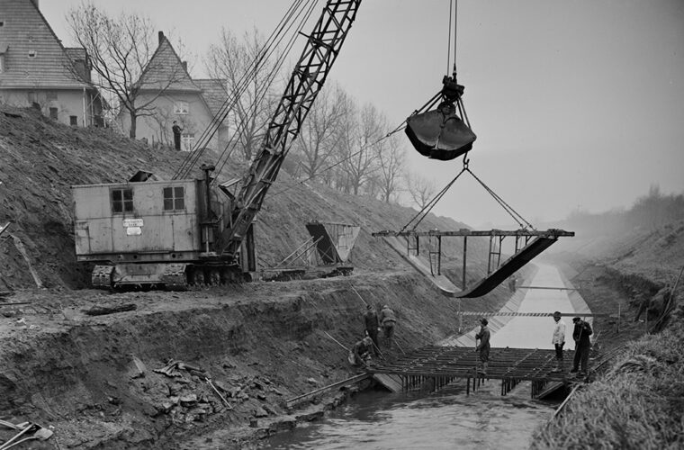 Um den Abwassertransport durch die Gewässer zu regulieren, wurden die Flüsse und Bäche begradigt, tief eingedeicht und mit Betonsohlschalen verkleidet. Das erhöhte die Abflussgeschwindigkeit, denn der Schmutz sollte so schnell wie möglich abgeführt werden. Unterirdische Kanäle konnten aufgrund des aktiven Bergbaus damals noch nicht gebaut werden.