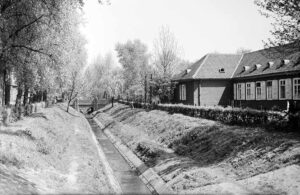 Das Bild der begradigten und offenen Schmutzwasserläufe mitten im dicht bebauten Ruhrgebiet prägte das Bild der Region über Jahrzehnte.