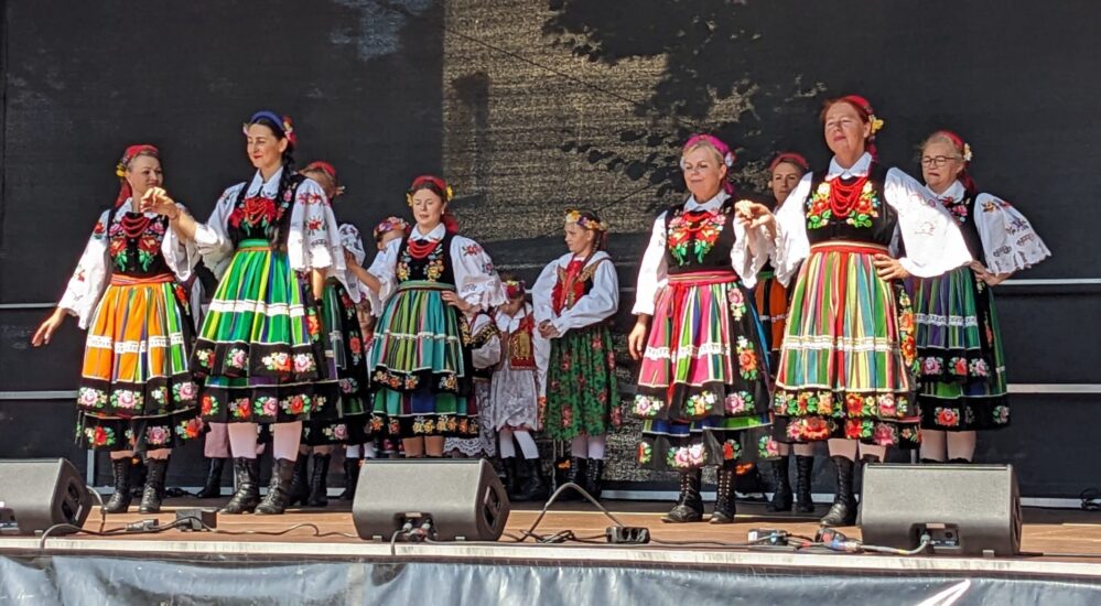 Vorführung eines traditionellen Tanzes durch polnische Tanzgruppe