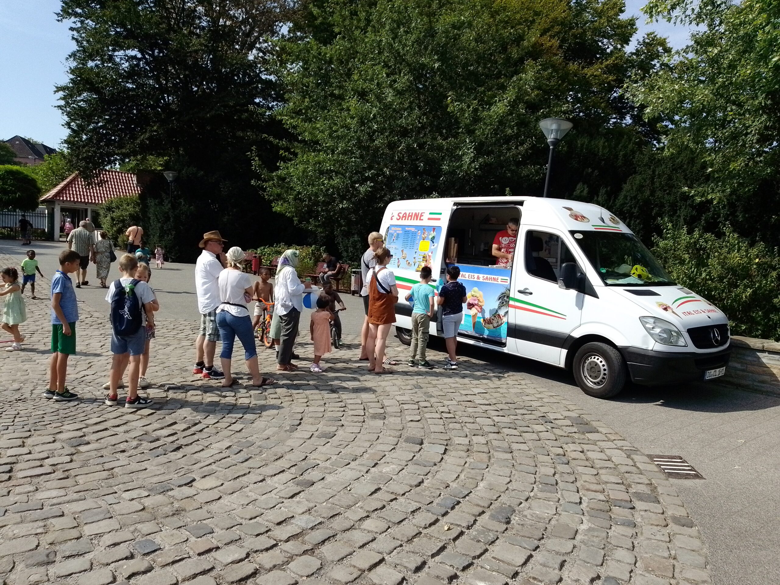 Ein Eiswagen sorgte bei den heißen Temperaturen für Abkühlung.