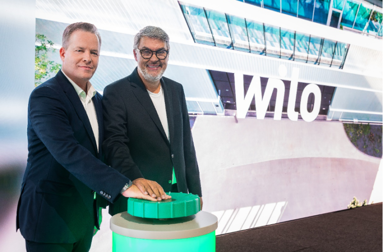 Oliver Hermes, Vorstandsvorsitzender und CEO der Wilo Gruppe (links), eröffnete den Networking Cube zusammen mit Thomas Westphal, Oberbürgermeister der Stadt Dortmund, symbolisch per Knopfdruck.