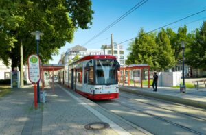 Stadtbahnlinie fährt an der Haltestelle ein