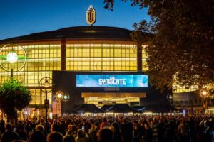 Erleuchtete Westfalenhalle bei einem Event.