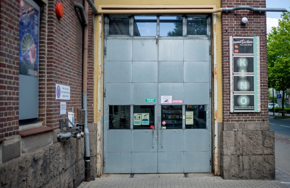 Vorf-hrung-mit-Filmgespr-ch-gibt-es-am-17-und-20-September-2025-Filmabende-im-sweetSixteen-Kino-und-Roxy-r-cken-Betroffene-rechter-Gewalt-in-den-Fokus