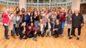 Gruppenfoto von Dortmunder Ratsfrauen, die lachend in die Kamera schauen und den Daumen hochhalten.