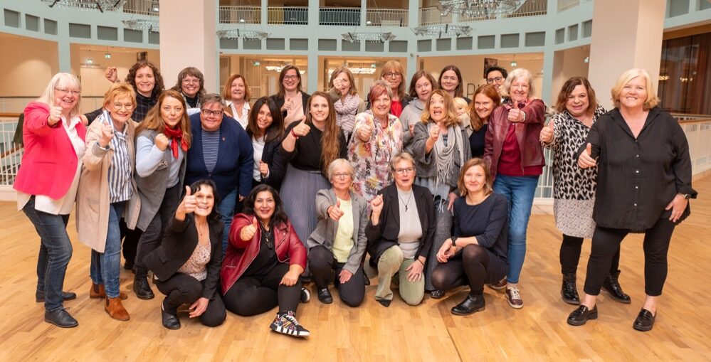 Gruppenfoto von Dortmunder Ratsfrauen, die lachend in die Kamera schauen und den Daumen hochhalten.