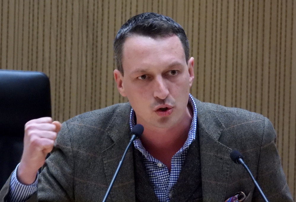 Das Motiv zeigt den Politiker bei einer Rede im Stadtrat.