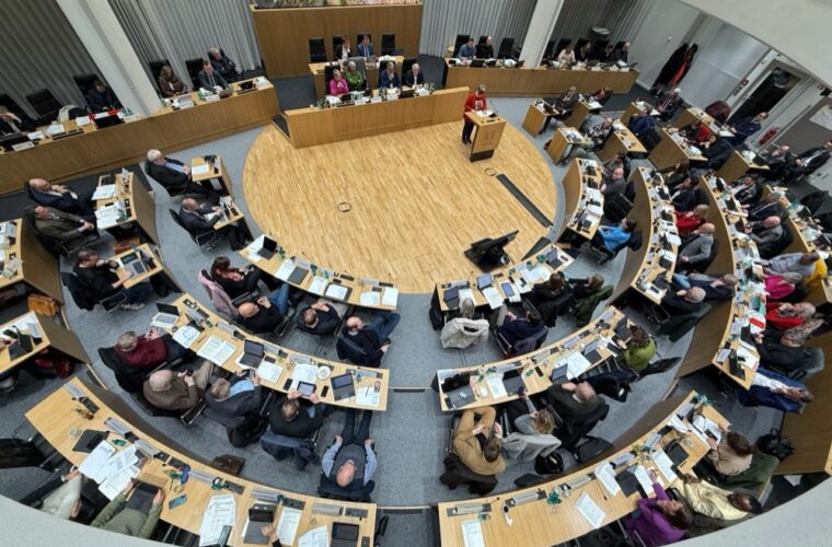 Blick in den Ratssaal von oben