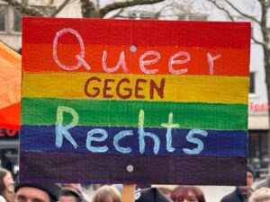 Banner mit der Aufschrift „Queer gegen Rechts“.