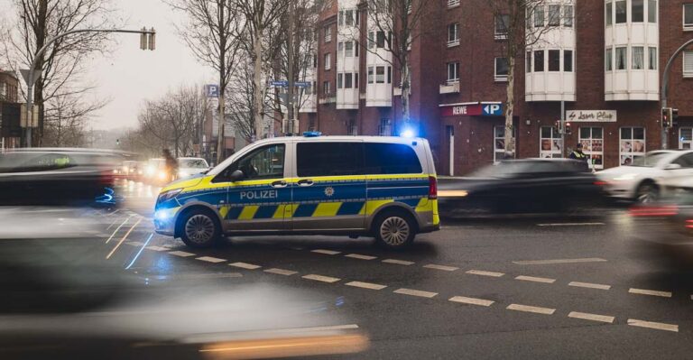 Ein Polizeiauto im Straßenverkehr