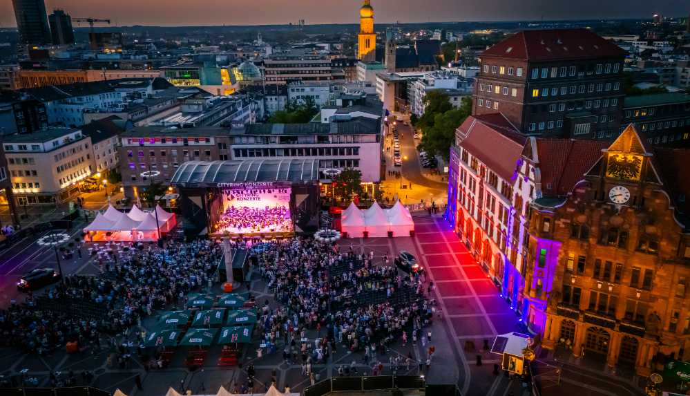 Stimmungsvolles Luftbild mit Blick auf den Friedenplatz