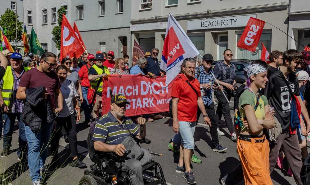 Gemeinsam mit Oberbürgermeister Westphal ziehen die Demonstrierenden durch die dortmunder Innenstadt.