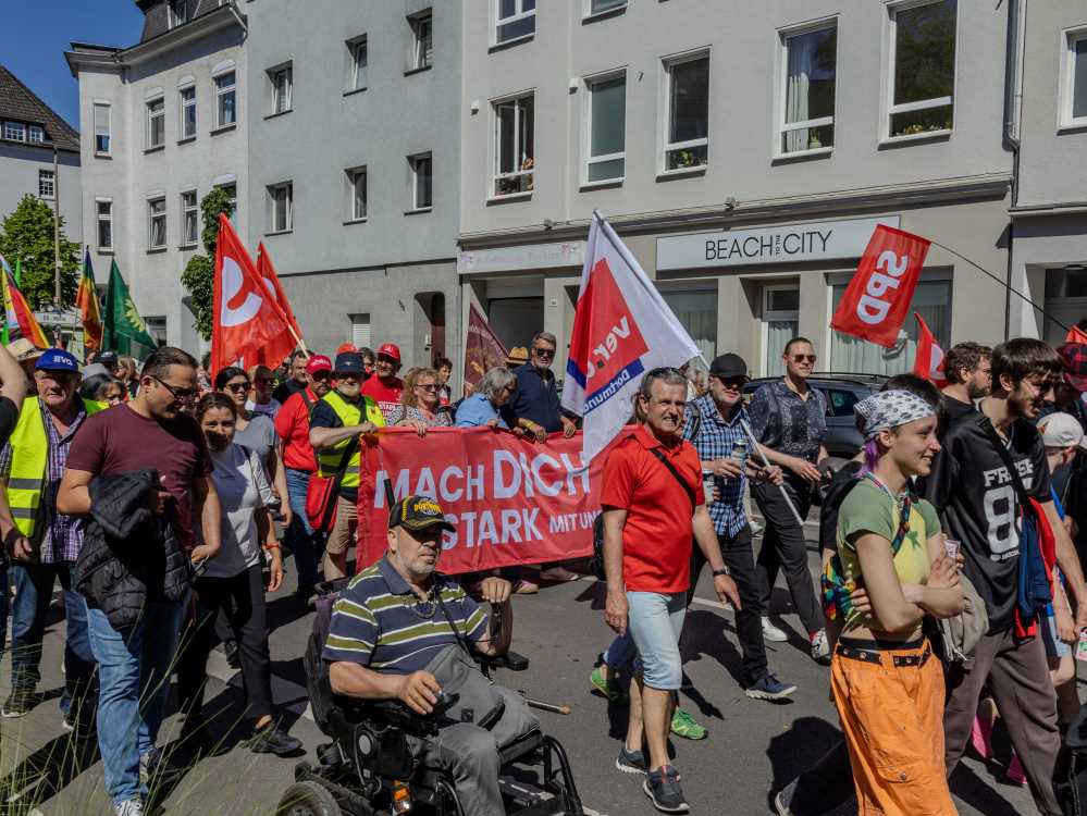 Gemeinsam mit Oberbürgermeister Westphal ziehen die Demonstrierenden durch die dortmunder Innenstadt.