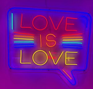 Neonschild mit "Live is Love".