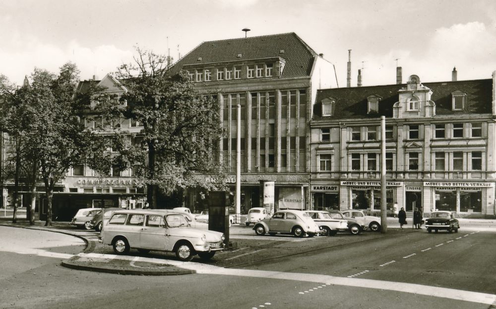 Das Karstadt-Haus Aplerbeck in den frühen 1970er Jahren. Das rechts vom Altbau stehende Gebäude wurde ebenfalls von Karstadt genutzt.
