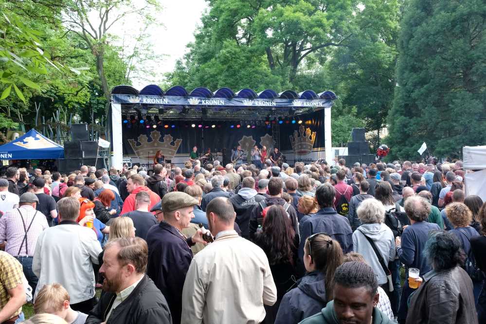 Lokale und internationale Bands sorgen auf der Hauptbühne für Stimmung