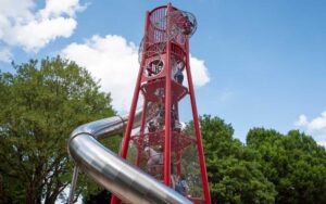 Kletterturm in Förderturm-Optik