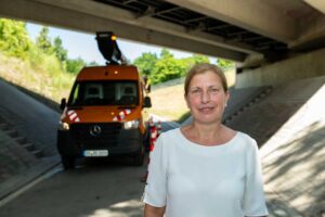 Portrait von Sylvia Uehlendahl, Leiterin Tiefbauamt Dortmund, bei der Vorstellung des Pilotprojektes für längere Bauwerk-Lebensdauer