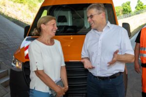 Fotos von Sylvia Uehlendahl, Amtsleiterin Tiefbauamt und Baudezernent Arnulf Rybicki im Gespräch beim Pilotprojekt für längere Bauwerks-Lebensdauer