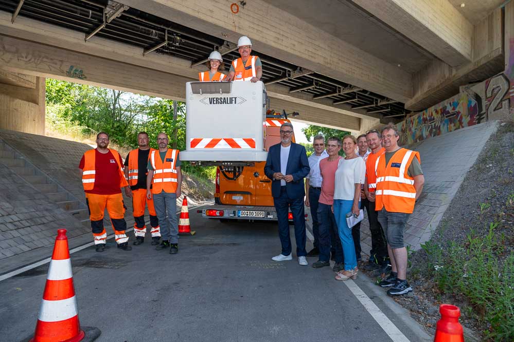 Teamfoto mit OB Westphal, Sylvia Uehlendahl, Leiterin Tiefbauamt und Angehörigen des Tiefbauamtes und Katasteramtes bei der Vorstellung des Projektes für längere Bauwerks-Lebensdauer