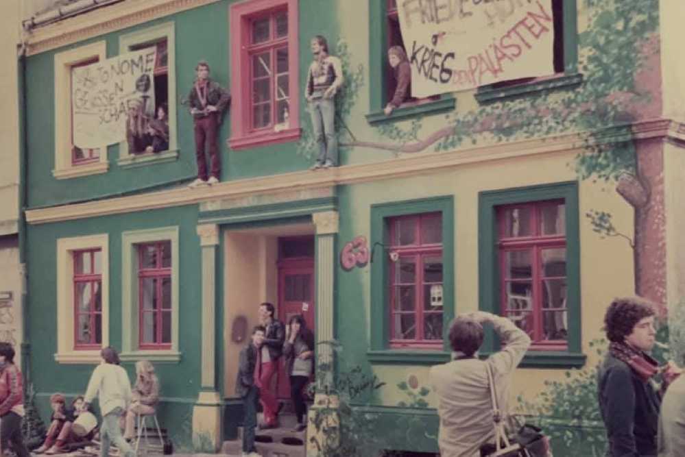 Besetztes Haus mit Plakaten