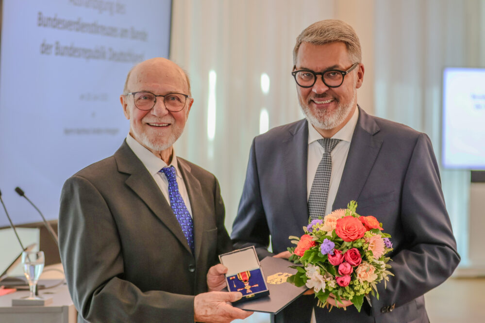 Oberbürgermeister mit Anders-Hoepgen mit dem Bundesverdienstkreuz.