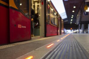 Rot leuchtende Bahnsteigkante