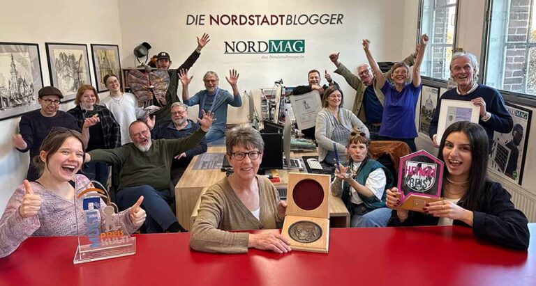 Gruppenfoto von jubelnden Preisträger:innen