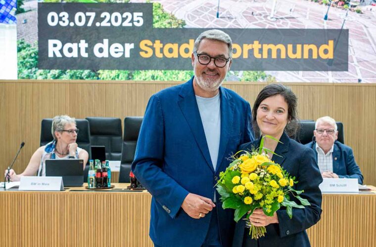 Gratulation nach der Wahl mit Blumenstrauß