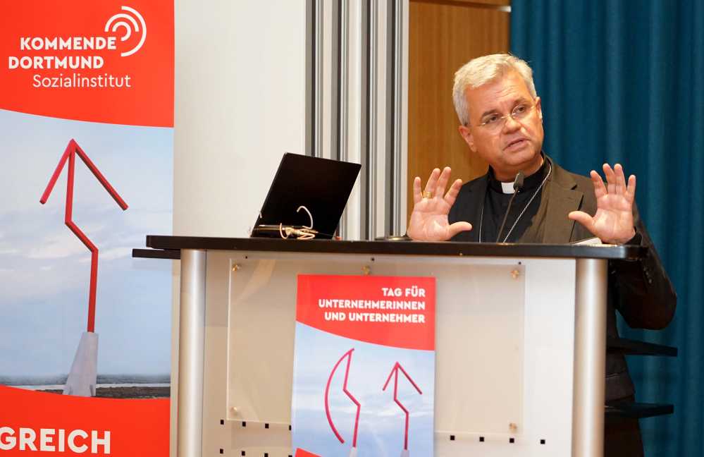 Erzbischof Dr. Bentz bei seiner Rede.