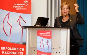 Mona Neubaur bei ihrer Rede.