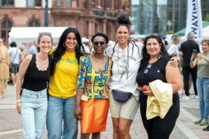 Bild zeigt ein Team von Verantwortlichen für das Afro Festival