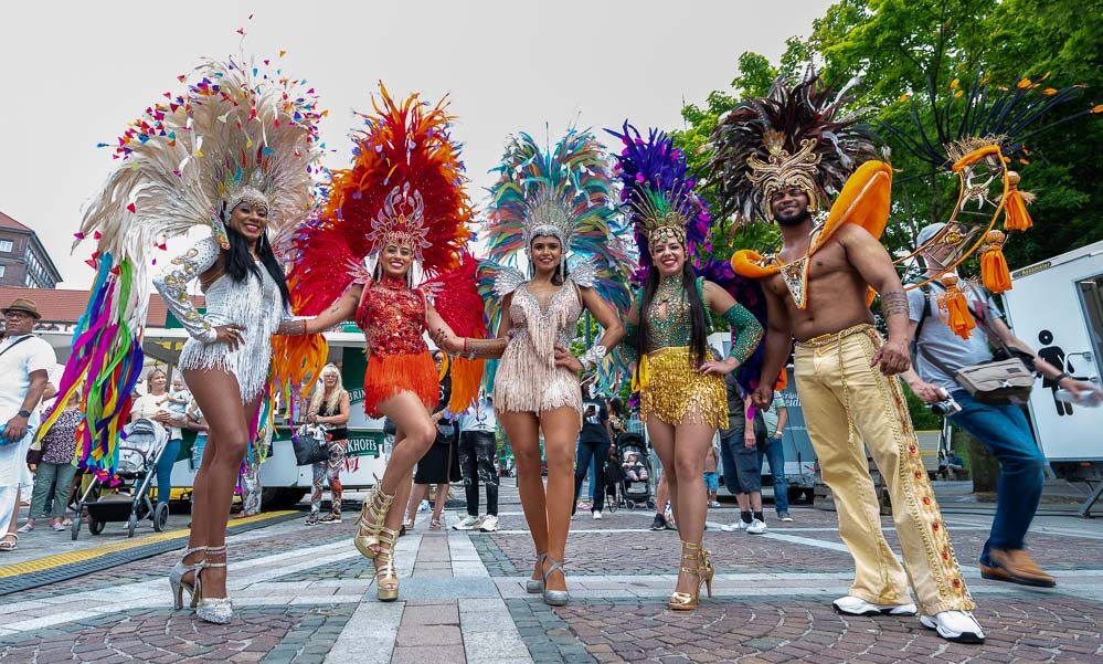 Bild zeigt Tänzerinnen, die die Parade anführen