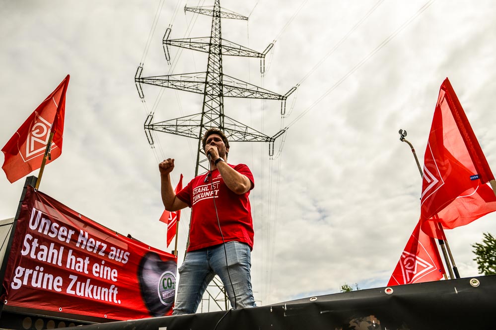 Bild zeigt den Betriebsratsvorsitzenden Moritz Engels bei der Betriebsversammlung