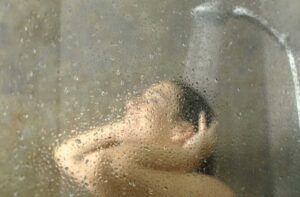 Person unter der Dusche