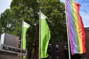 Regenbogenflagge vor dem Klinkum Dortmund