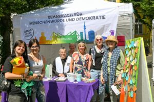 Bild zeigt den Stand Omas gegen Rechts auf dem Demokratifestival in Dorstfeld