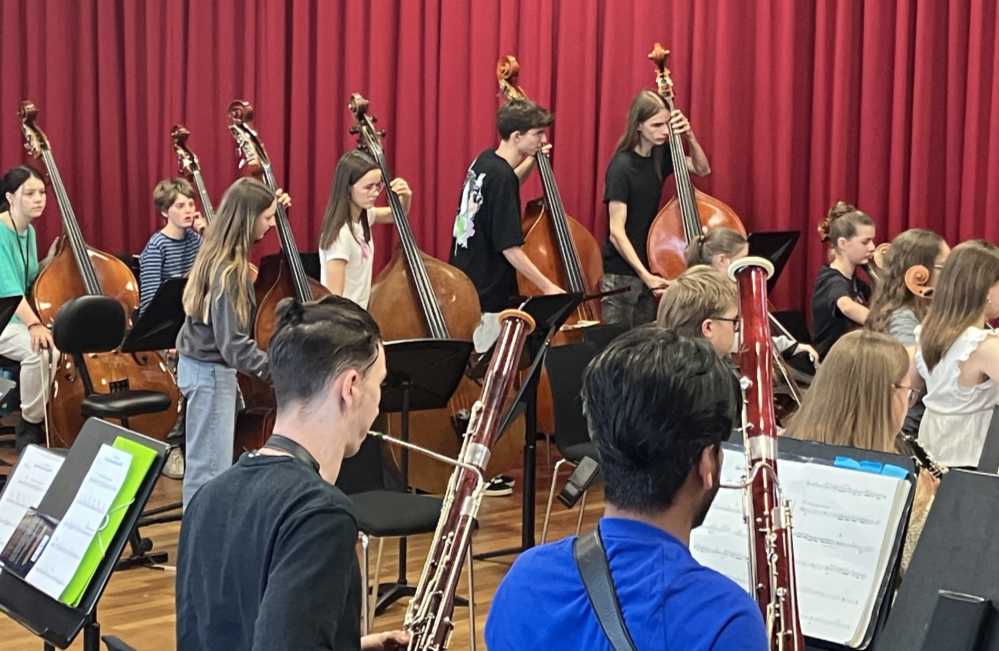 Musik:schülerinnen bei der Probe mit ihren Instrumenten.