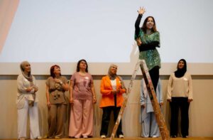 Darstellerinnen mit einer Theaterperformance