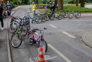 Aufgereihte Kinder und Jugendfahrräder auf dem Verkehrsübungsplatz