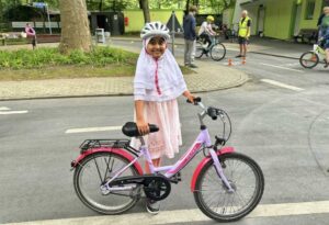 Mädchen mit Fahrrad in der Jugendverkehrsschule