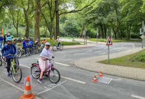Kinder üben das Fahrradfahren in der Jugendverkehrsschule